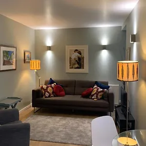 Bright And Stylish - Old Town Apartment
